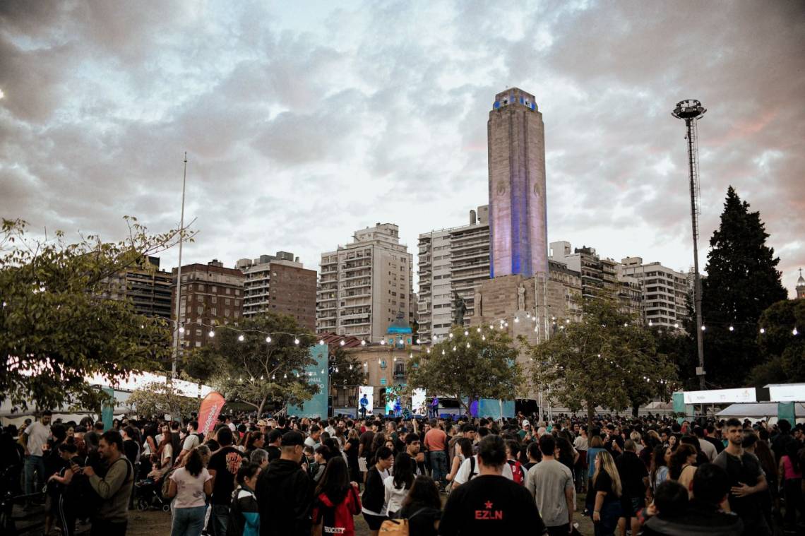 Postales del movimiento turístico en Rosario durante el fin de semana largo, con actividades en el Monumento a la Bandera. (Foto: GSF)