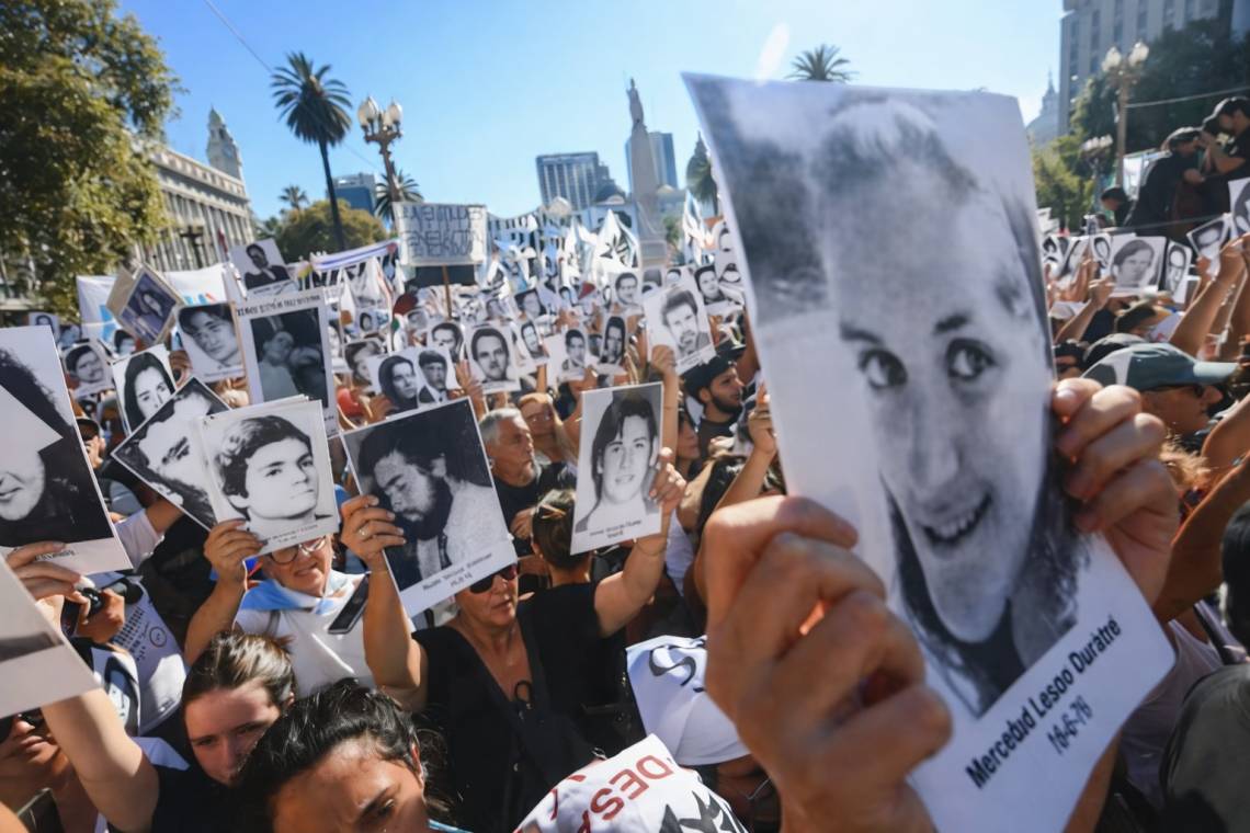 Masiva marcha en Plaza de Mayo a 50 años del golpe: reclamos, consignas y fuerte convocatoria. (Crédito: P12)