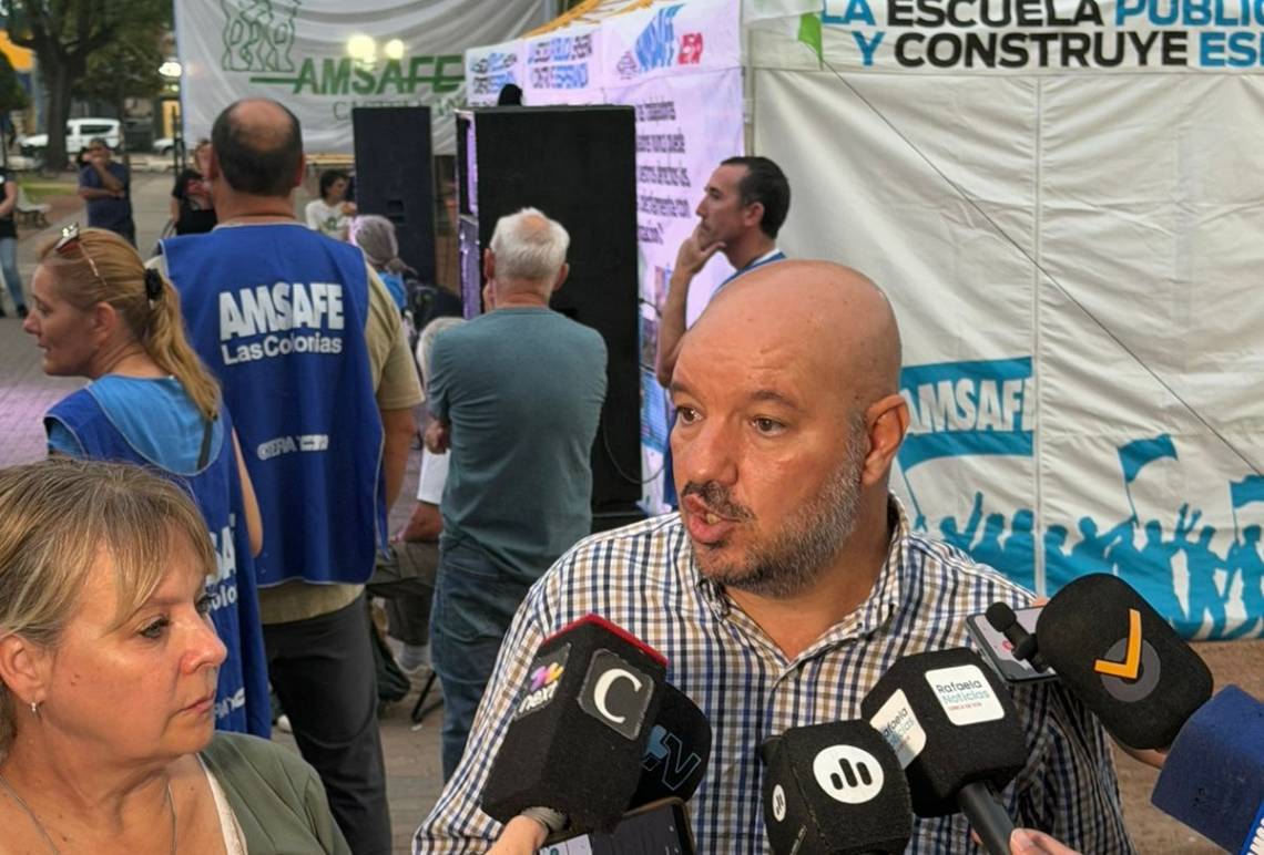 AMSAFE llevó la Carpa Blanca a Rafaela con reclamos docentes