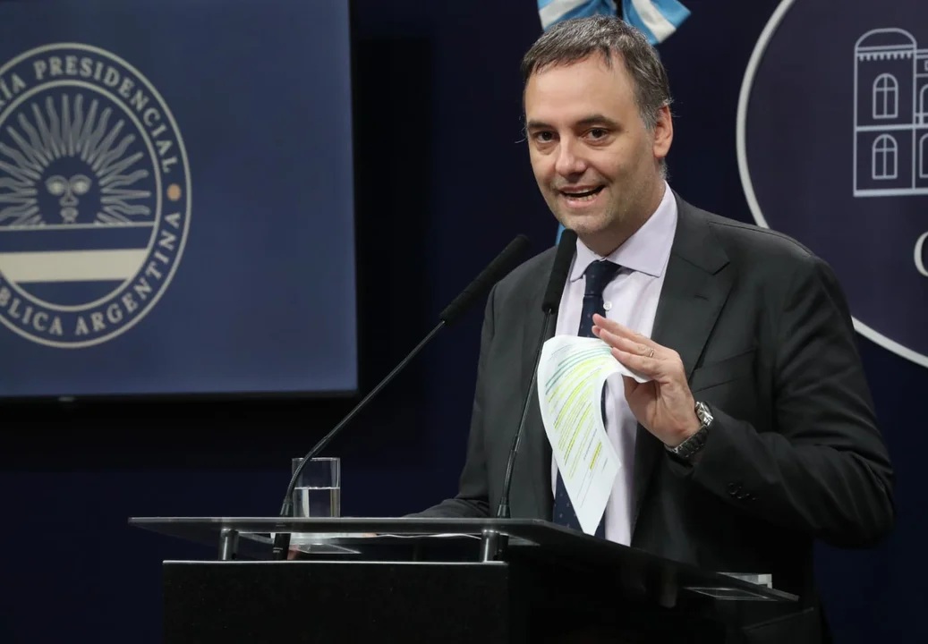 La causa que investiga el viaje de Adorni y su familia a Punta del Este suma capítulos que complican al funcionario.