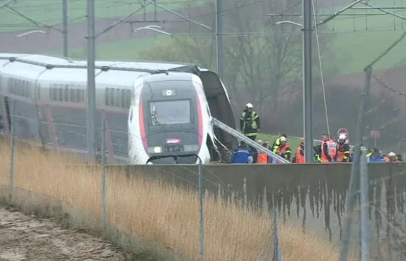 Un tren de alta velocidad descarriló en Francia tras chocar con un camión.