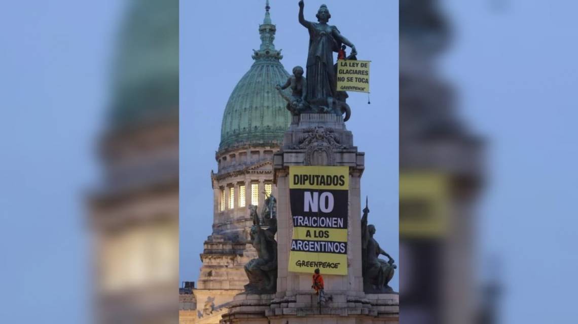 Tensión en el Congreso: activista de Greenpeace escaló un monumento y desplegó banderas.