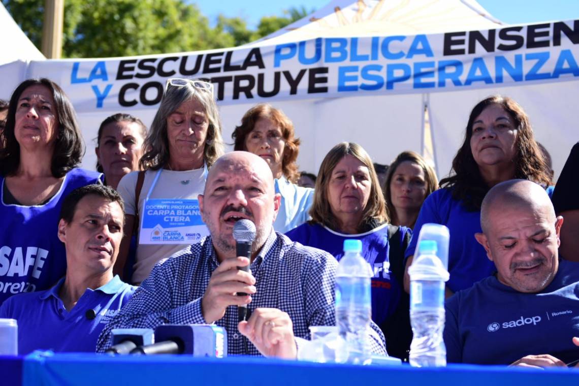 Rodrigo Alonso encabezó una conferencia de prensa en Rosario, donde AMSAFE instaló la Carpa Blanca.