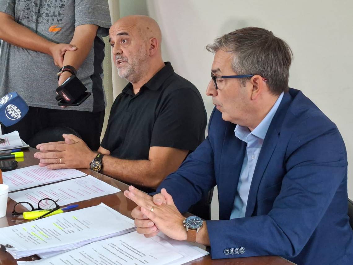El diputado Fabián Palo Oliver, junto a su asesor legal Rodrigo Fernández, durante la conferencia de prensa en la que brindó detalles del pedido de jury en el caso Trigatti. (Foto: Prensa Palo Oliver)
