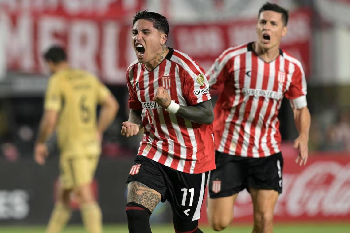 Farías celebra el gol que abrió el marcador para Estudiantes. (Foto: La Nación)