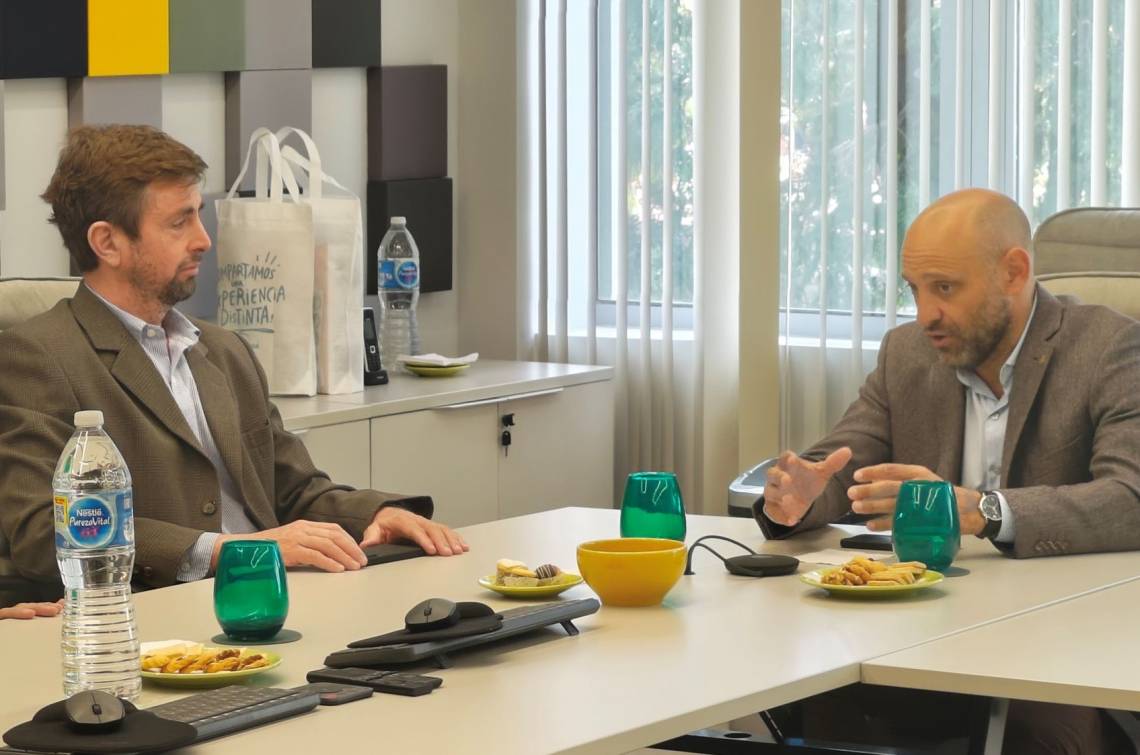 Angulo y Puccini durante el encuentro en la casa central de Banco Bica. (Crédito: Prensa Banco Bica)