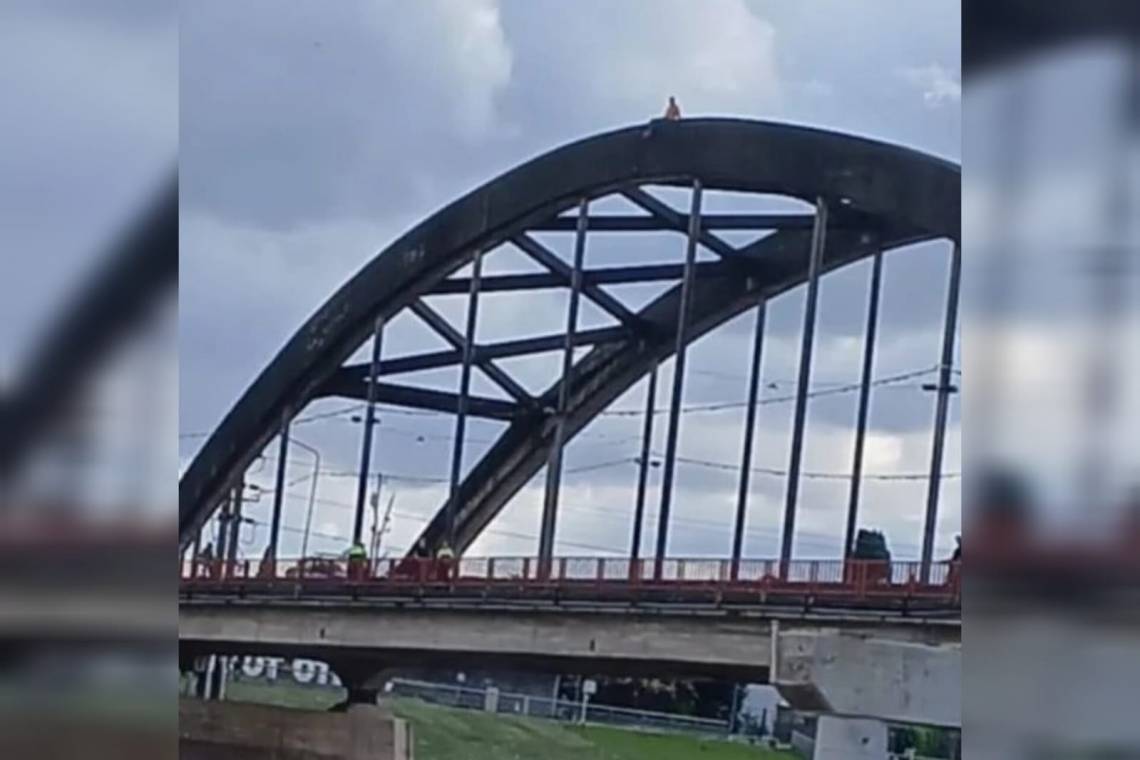 El tránsito en el puente Carretero estuvo interrumpido durante dos horas porque un hombre se subió a lo alto de uno de los arcos.