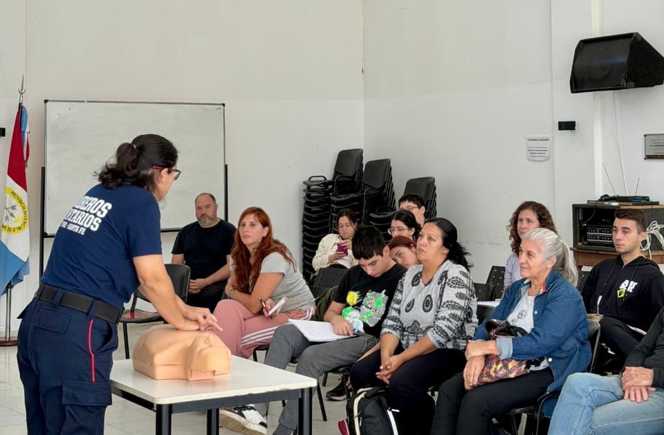 Bomberos Voluntarios impartieron un curso de RCP en la sede del IFEE.
