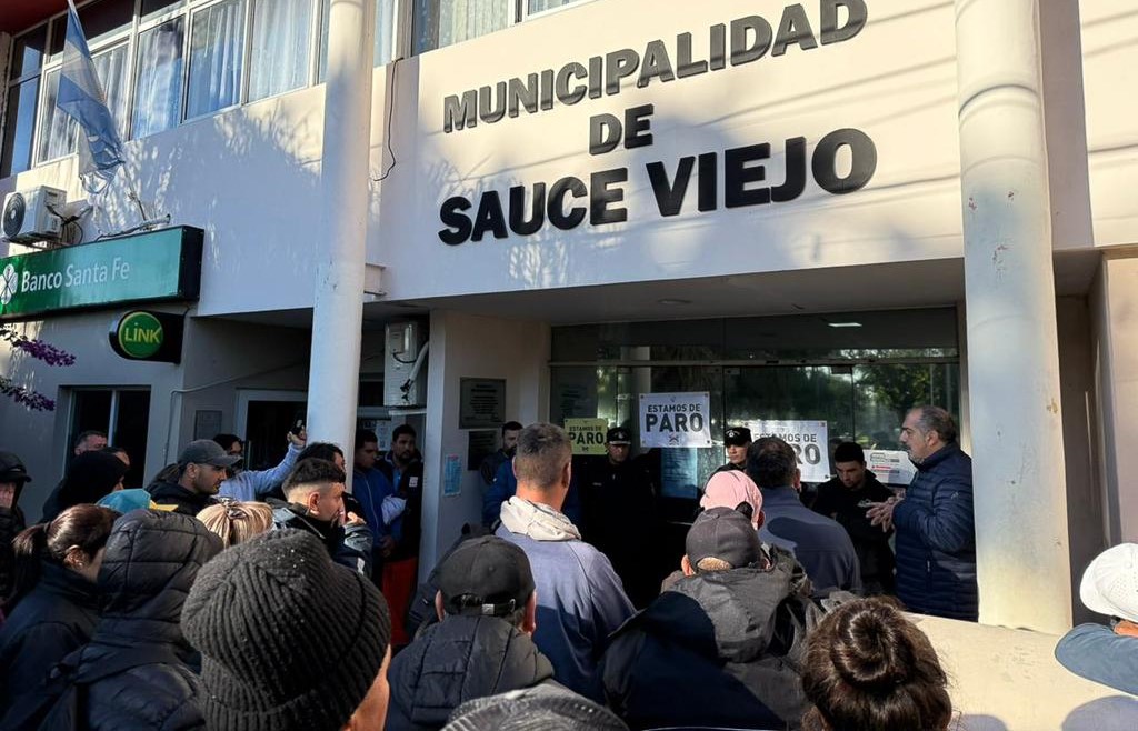 Momentos de tensión se vivieron frente a la Municipalidad de Sauce Viejo.