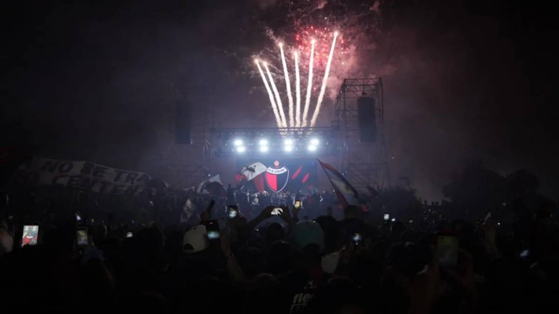 Una multitud se congregó frente al Club Atlético Colón para recibir el 121 aniversario. (Foto: Aire de Santa Fe)