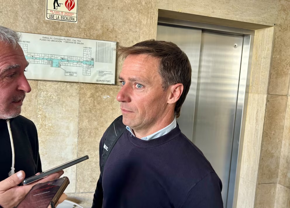 La Justicia ordenó peritar el celular del contratista que declaró haber recibido 245.000 dólares para realizar arreglos en la casa de Adorni.