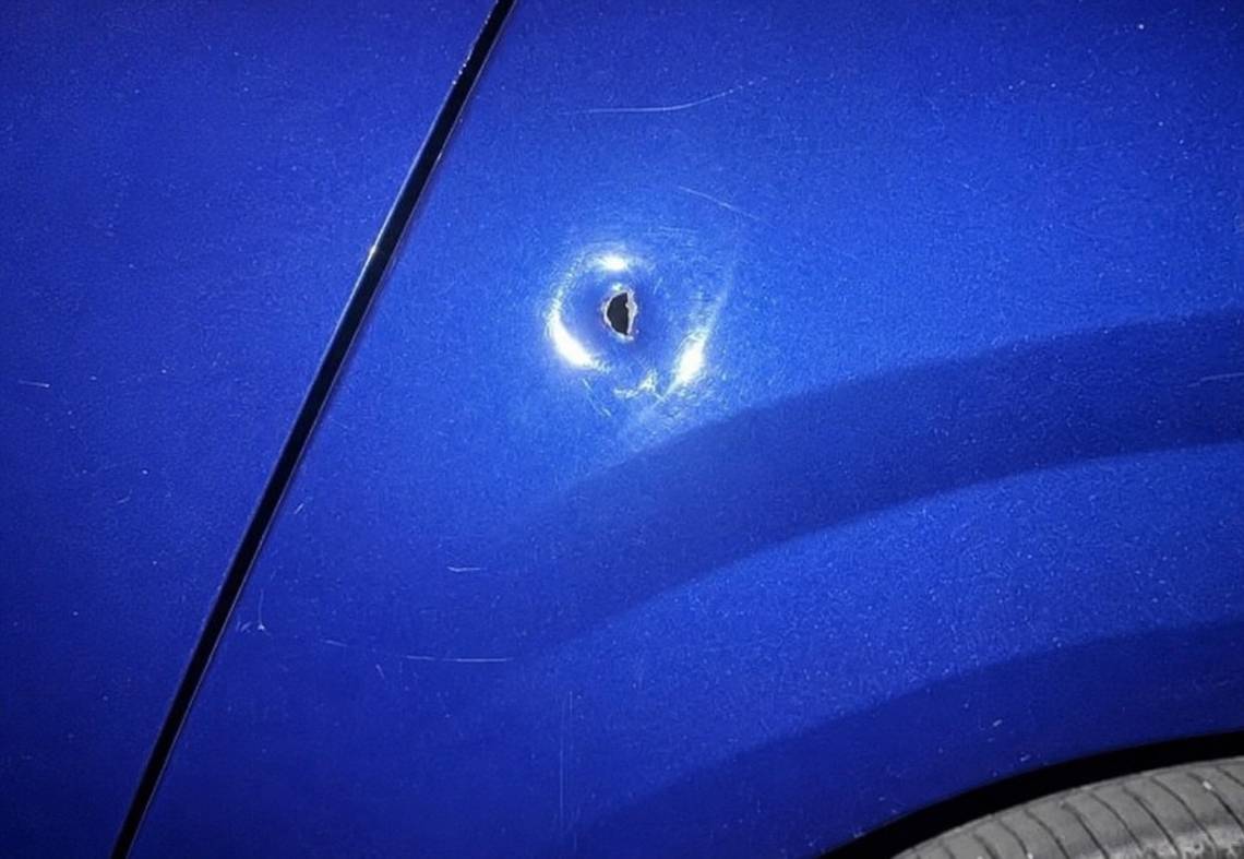 El impacto del balazo en uno de los laterales del vehículo. 