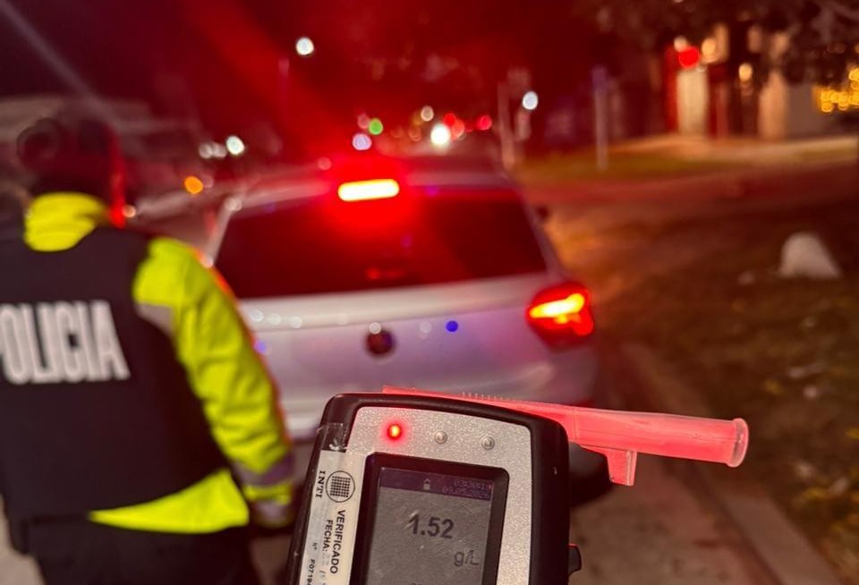 Operativo policial en el Puente Carretero: retuvieron la licencia a un conductor alcoholizado. 