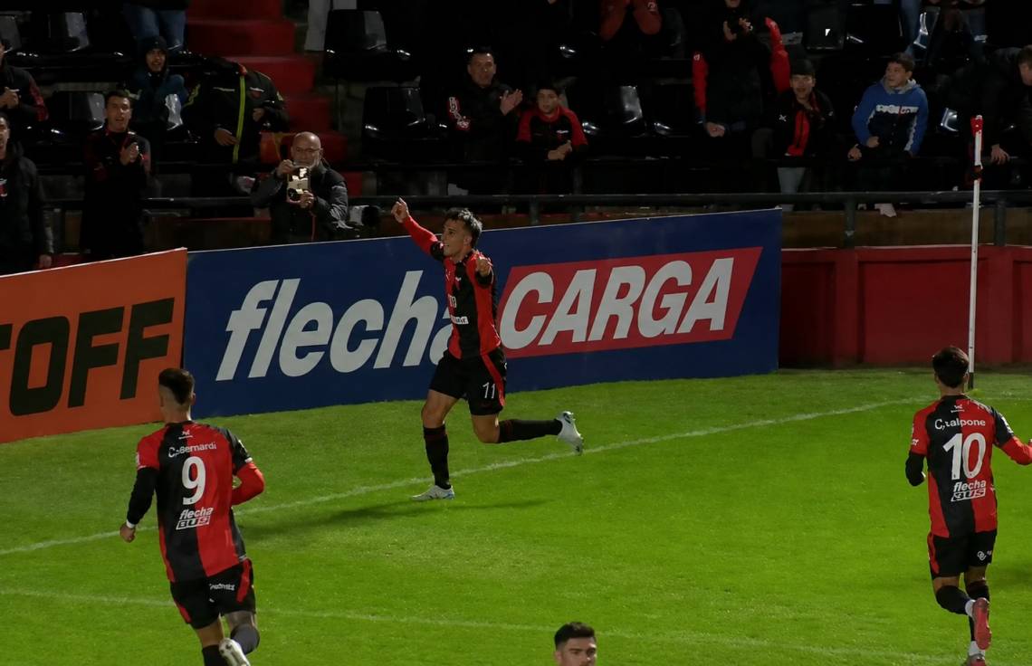 Marcioni celebra el segundo gol de Colón. 