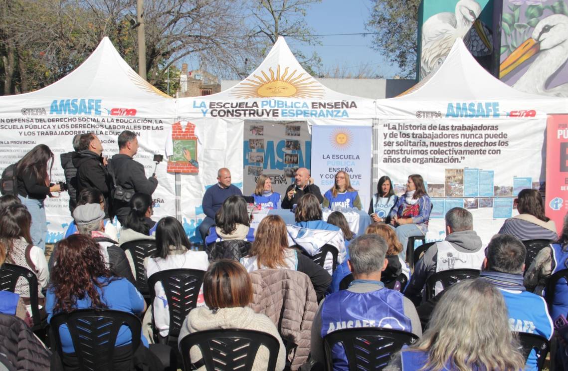 La Carpa Blanca de AMSAFE llegó a Villa Constitución con actividades en defensa de la escuela pública