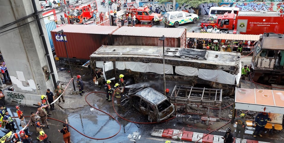 Un accidente múltiple entre un tren y un micro dejó al menos ocho muertos en Bangkok.