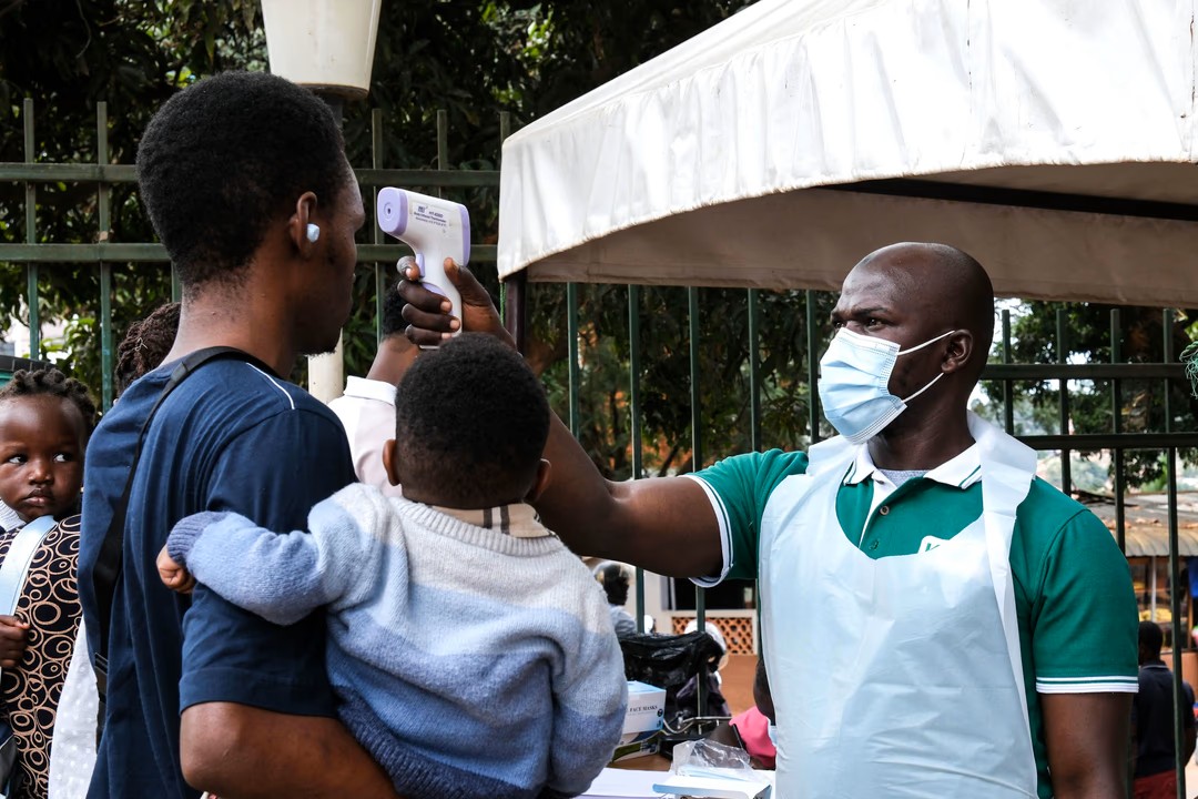 Alerta mundial por un brote de ébola en Congo y Uganda.