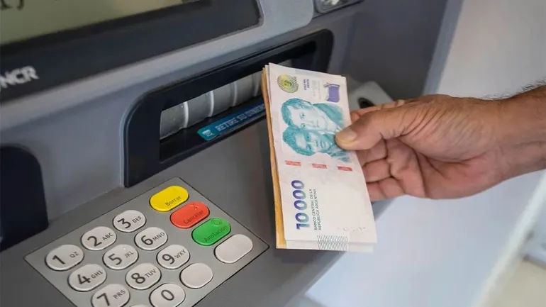 Siete de cada diez trabajadores argentinos aseguran que el sueldo les alcanza para medio mes.