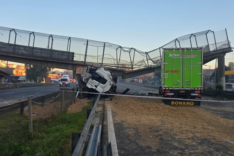 El puente cayó sobre un camión que pasaba por debajo.