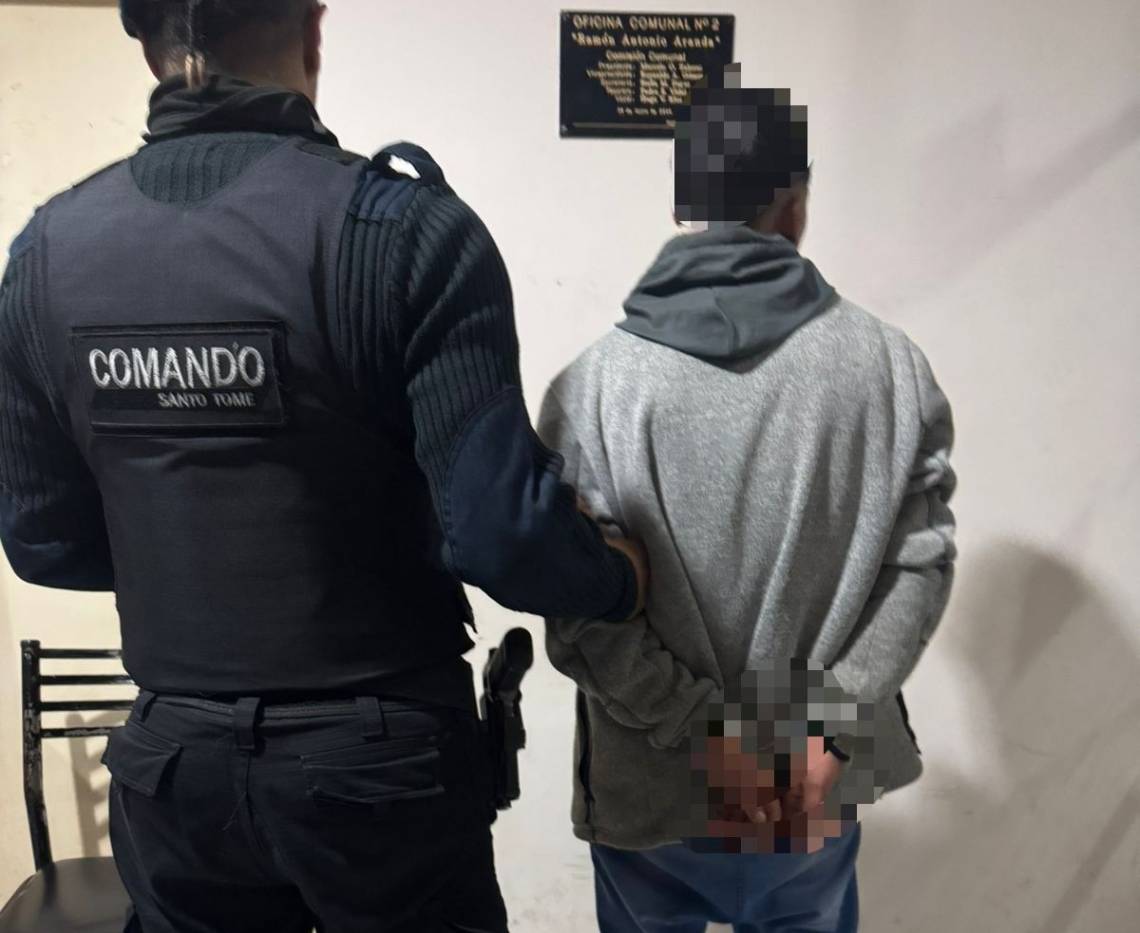 El sujeto detenido, en la dependencia policial.