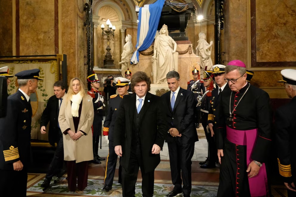 Milei, junto a parte de su gabinete, asistió al Tedeum en la Catedral Metropolitana de Buenos Aires.