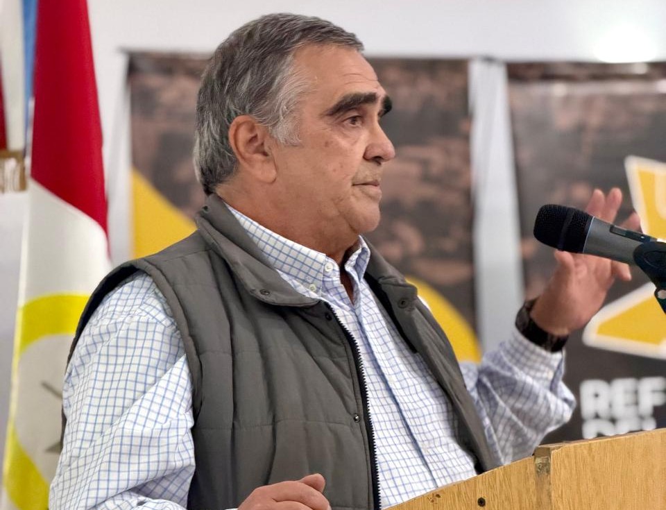 Ernesto Larumbe, presidente de la Vecinal Sarmiento, durante su exposición en una de las jornadas abiertas por la reforma del Plan Director. (Foto: MST)