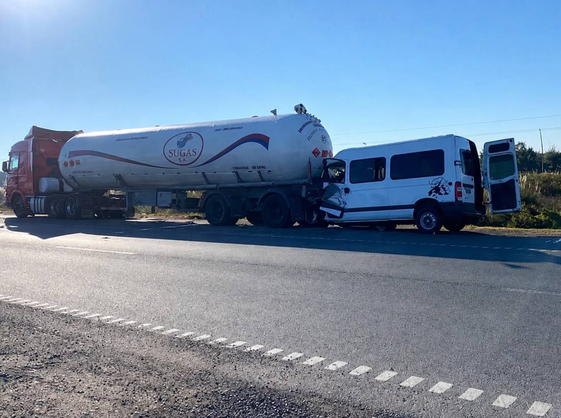 Fuerte accidente en la autopista Rosario–Santa Fe: un utilitario chocó contra un camión