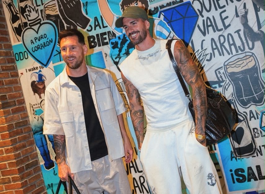 La Selección Argentina completó su plantel en Kansas con el arribo de Messi y De Paul.