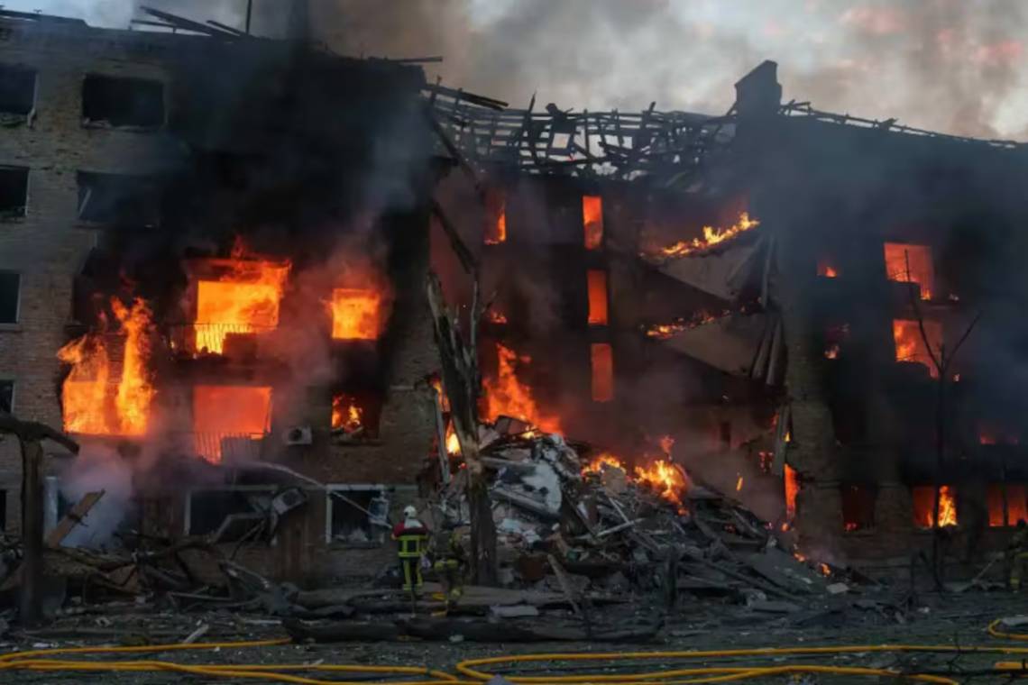 Un edificio de Kiev en llamas tras ser alcanzado por un ataque ruso.