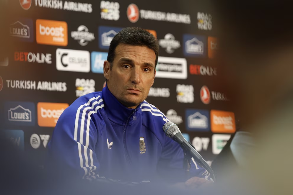 Scaloni brindó una conferencia de prensa en Estados Unidos, donde la Selección ultima detalles para el Mundial.