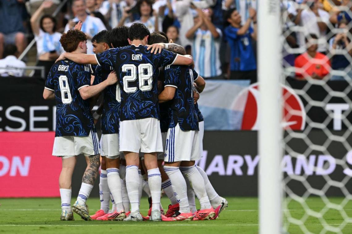 Con goles de Lautaro y Simeone, la Selección arrancó con triunfo la preparación mundialista.