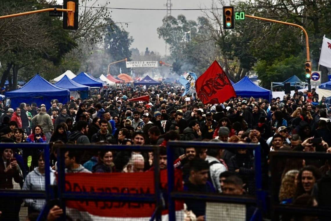 Miles de fanáticos despiden al Indio Solari en un velatorio multitudinario