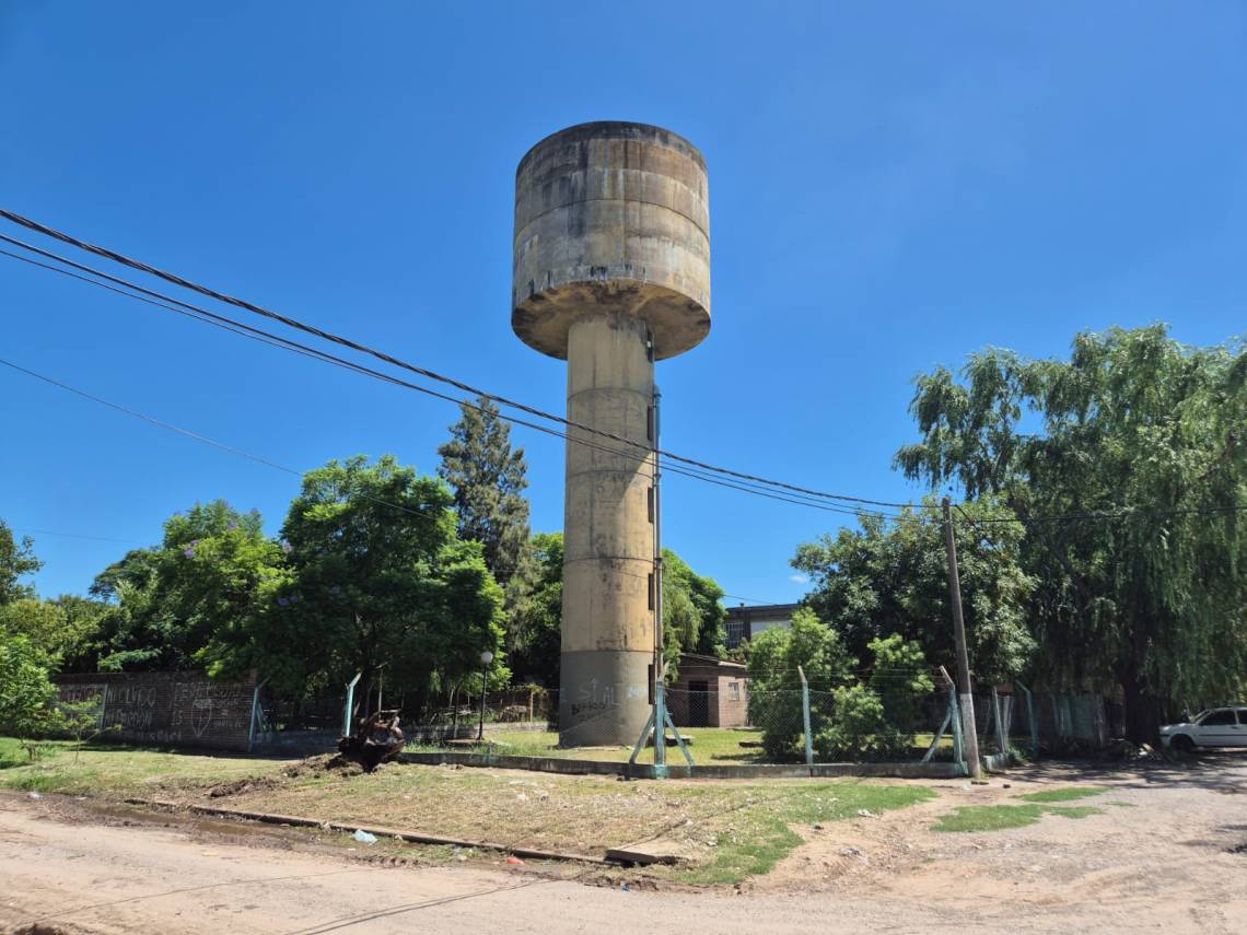 Vecinos denuncian pérdidas constantes de agua potable en el Zazpe. (Crédito: STD)