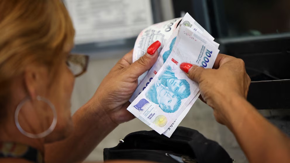 Un informe de la UBA y el Conicet advirtió que el salario mínimo perdió más de dos tercios de su poder de compra.