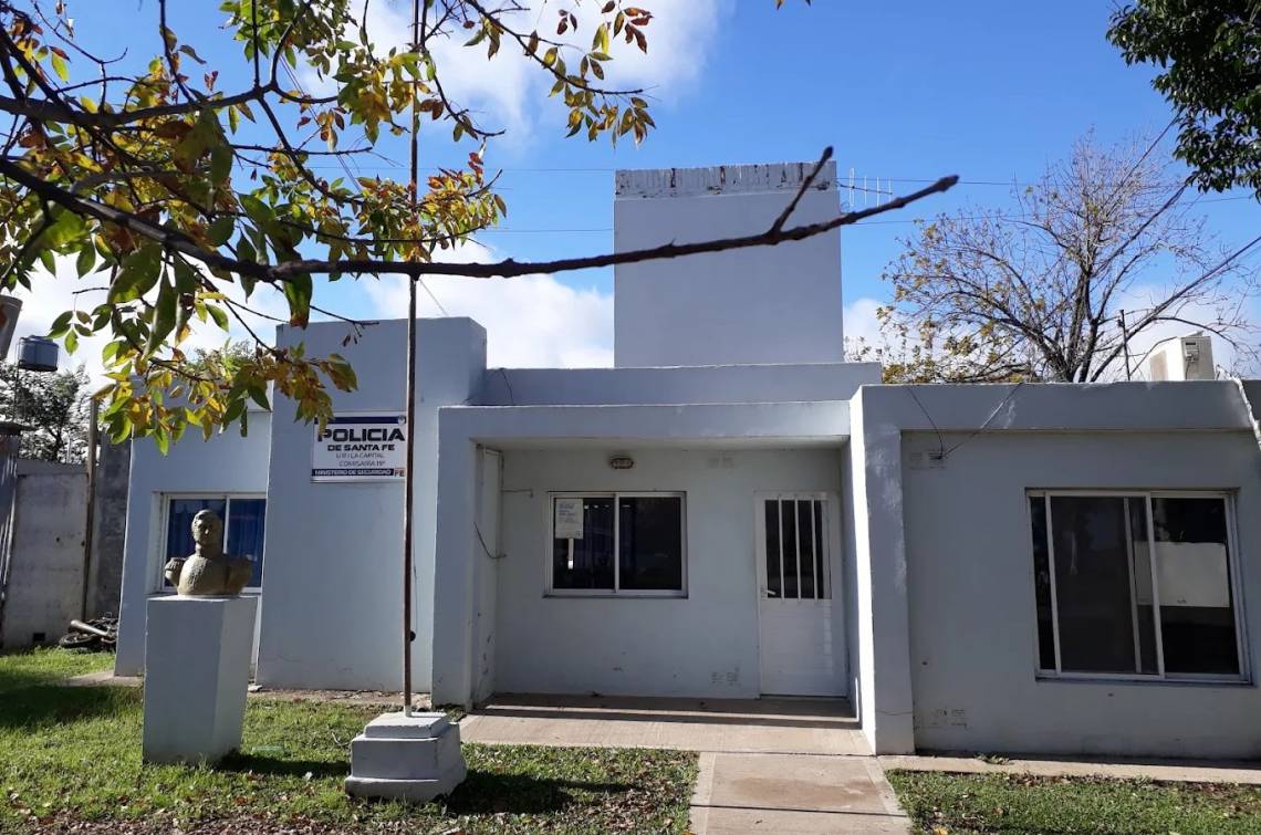 Comisaría 19 de Sauce Viejo. En esta dependencia policial, Sandra Rey aseguró que fue trasladada y fotografiada luego de que efectivos le informaran sobre un supuesto pedido de captura. 