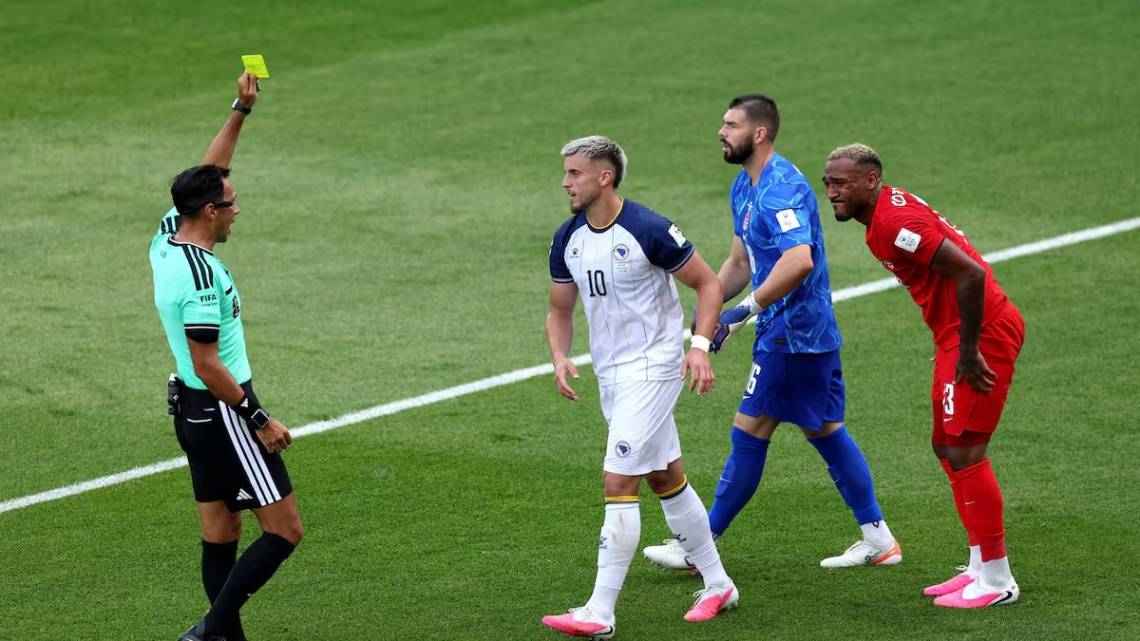 El argentino Tello tuvo un buen arbitraje en el encuentro entre Canadá y Bosnia.