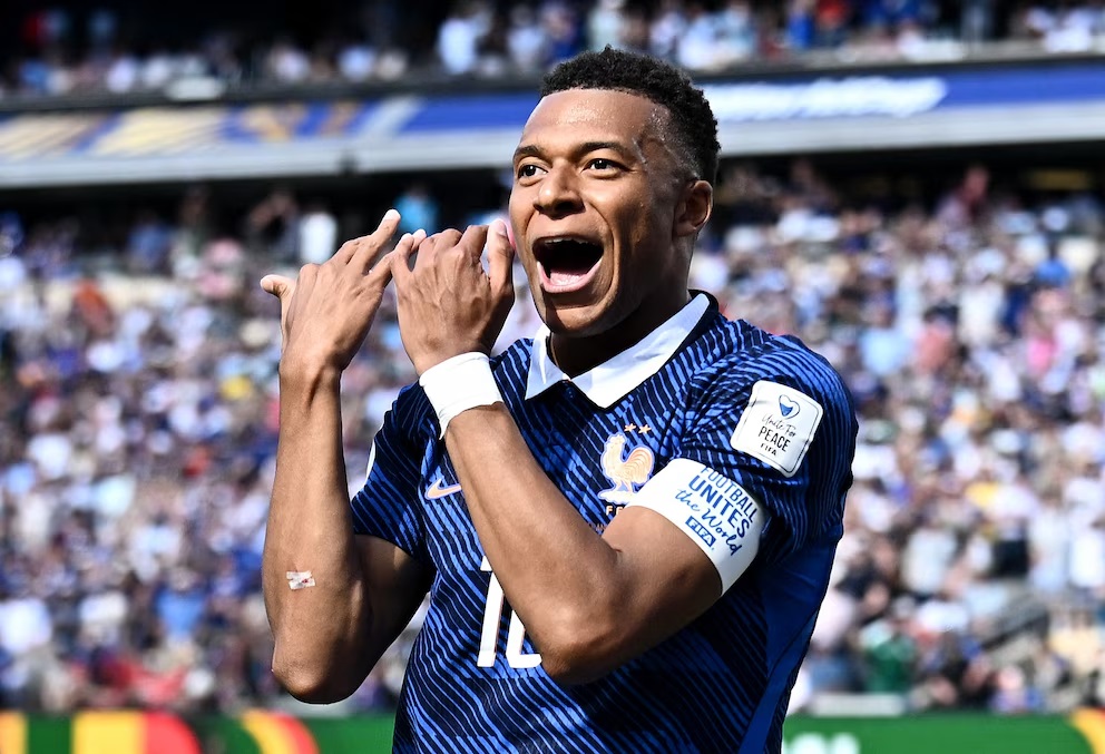Mbappé marcó dos goles y fue clave para la victoria de Francia en el debut.