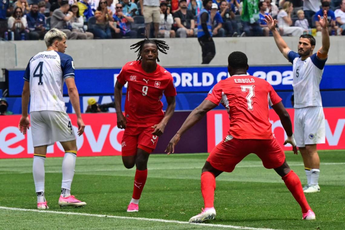 Con una gran actuación en el segundo tiempo, Suiza venció a Bosnia y lidera su grupo