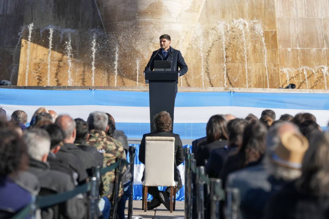 Pullaro reclamó inversiones en infraestructura, en el acto por el Día de la Bandera.