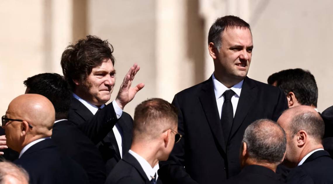El presidente Javier Milei junto al jefe de Gabinete, Manuel Adorni. (Foto: Reuters)
