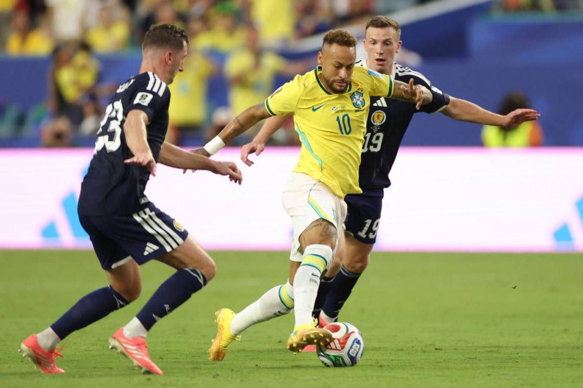 En el debut de Neymar, Brasil goleó a Escocia y se clasificó primera en el Grupo E.