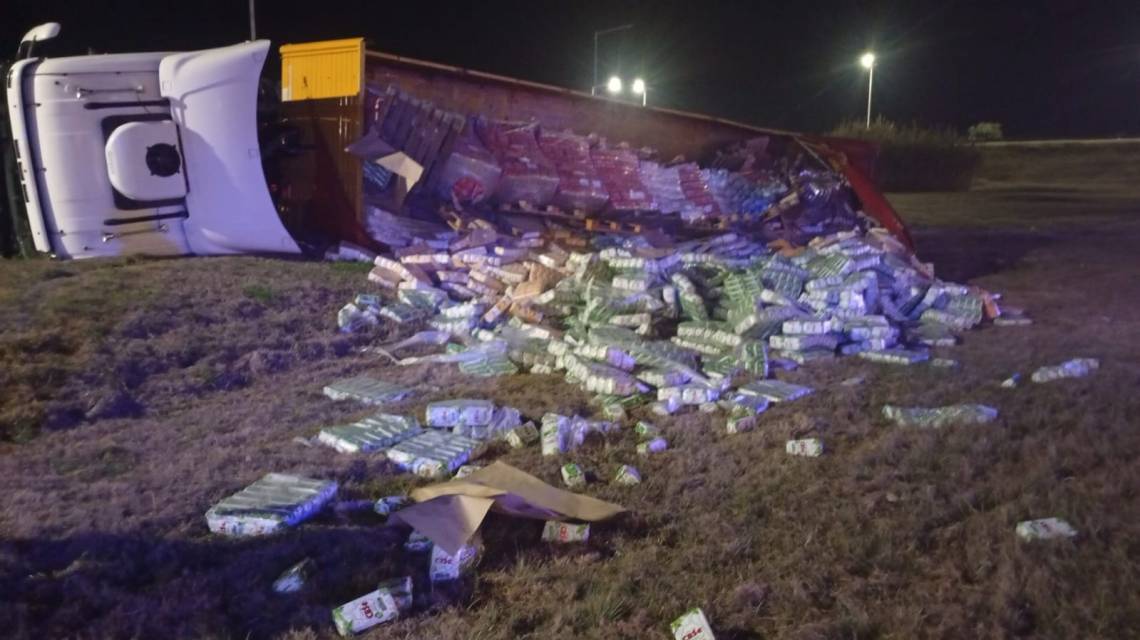 El camión transportaba paquetes de yerba mate y quedó volcado en el rulo de enlace entre la Autopista y la Ruta 19.