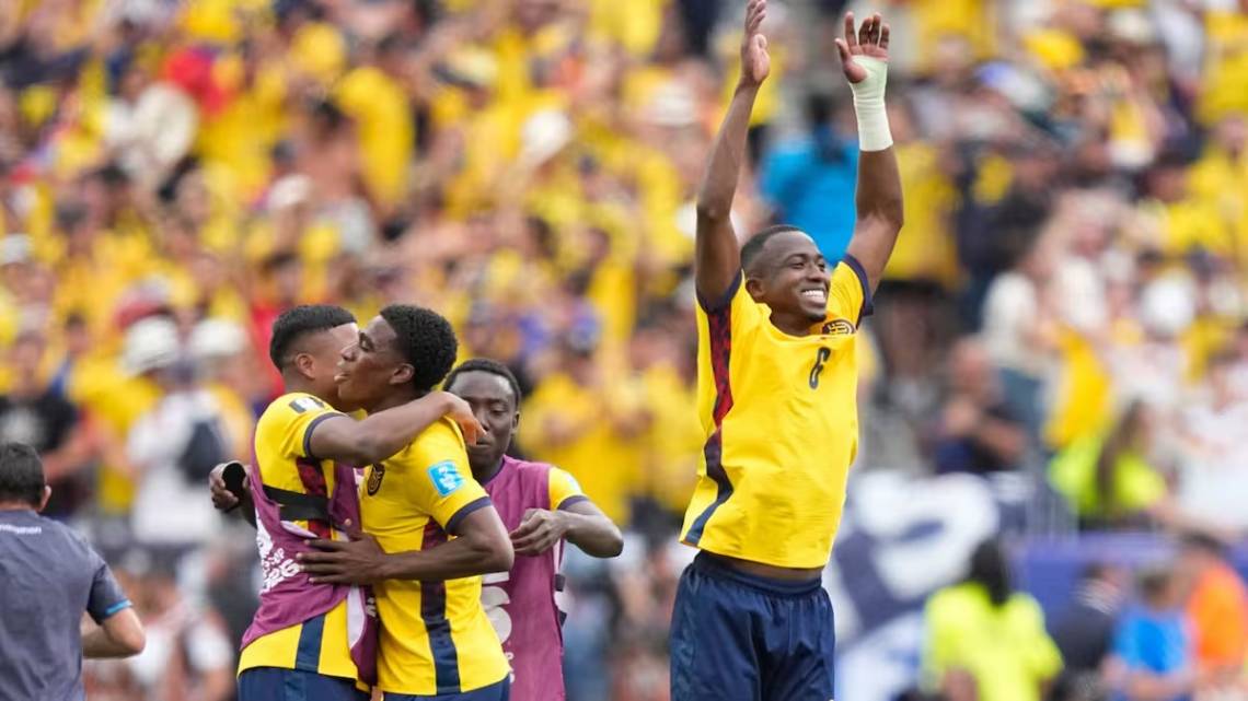 Ecuador celebra la clasificación a dieciseisavos de final. (Crédito: Frank Franklin II - AP)