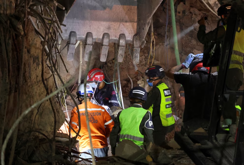 Equipos de rescate trabajan en Caracas. (Crédito: REUTERS/Leonardo Fernández Viloria)