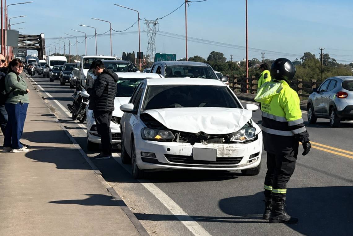 El choque en cadena generó un caos vehicular sobre el puente Carretero.