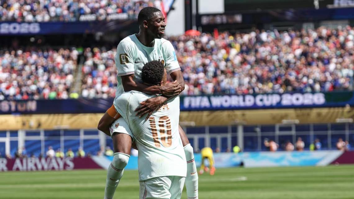 Ousmane Dembélé, la gran figura de la tarde, celebra con Kylian Mbappé uno de sus tres goles ante Noruega. (Crédito: FRANCK FIFE - AFP)