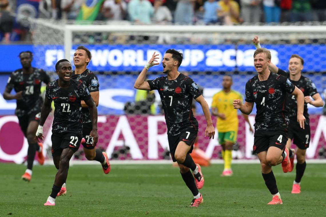 Canadá le ganó sobre la hora a Sudáfrica y es el primer clasificado a octavos de final del Mundial.