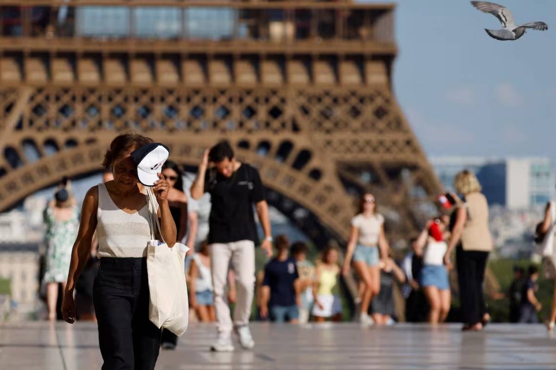 La histórica ola de calor no cesa en Europa y la capital francesa es una de las más afectadas. (Crédito: LUDOVIC MARIN - AFP)