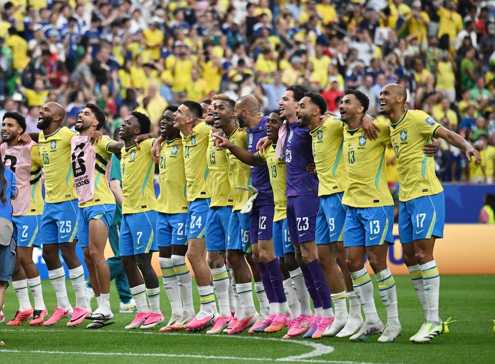 La Selección de Brasil celebra la clasificación a octavos. (Crédito: REUTERS/Annegret Hilse)