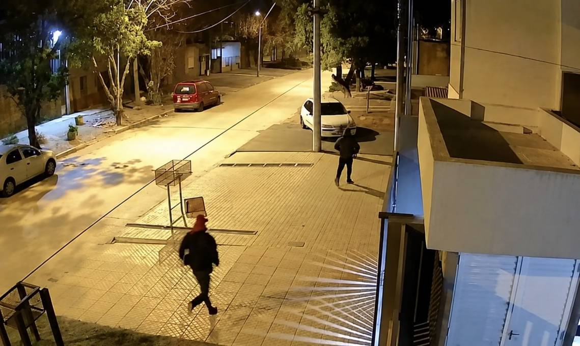 Dos delincuentes en acción, frente a una de las cámaras de videovigilancia. (Captura de Video)